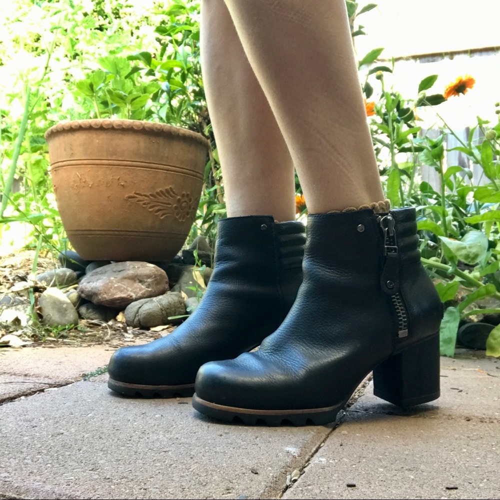 Sorel waterproof leather booties, boots, black , heeled boots, size 7.5 womens